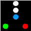 Deux feux blancs (de mat) au-dessus d'un feu bleu, un feu vert a gauche et un feu rouge a droite